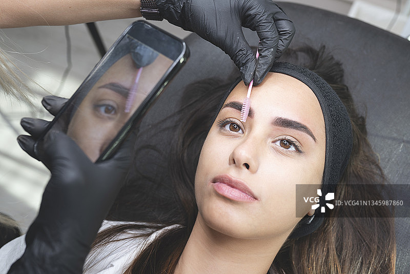 美容师正在进行永久化妆图片素材