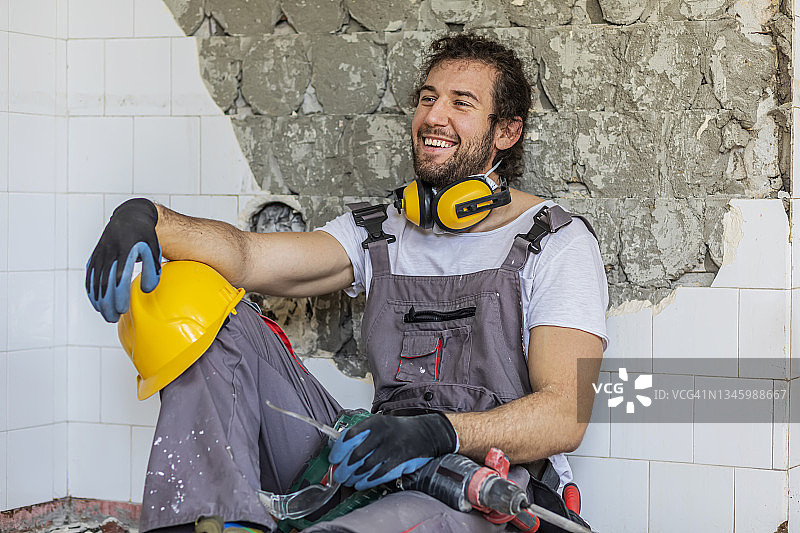 工人使用冲击钻图片素材