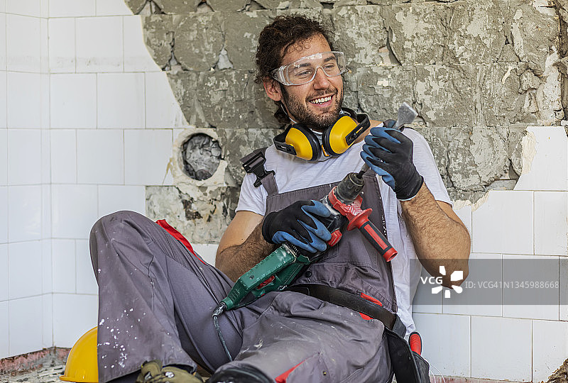 工人使用冲击钻图片素材