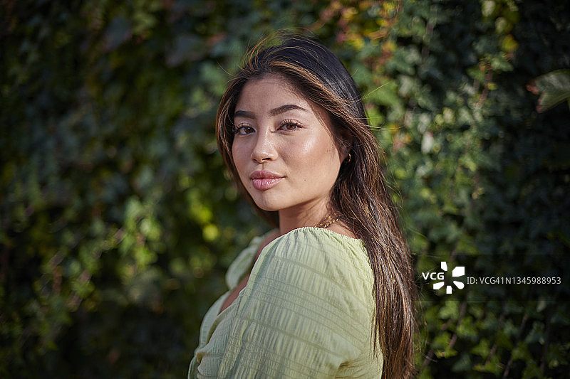 户外摆姿势的年轻有魅力的亚洲女子图片素材