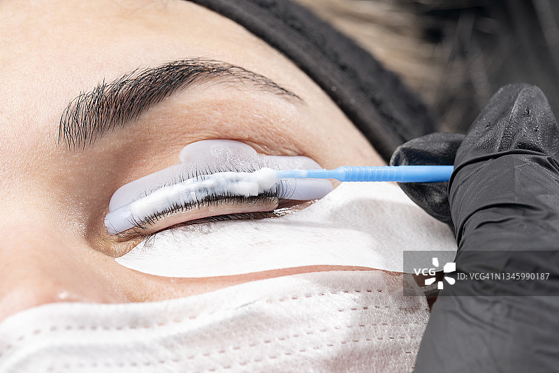 美容师正在进行永久化妆图片素材