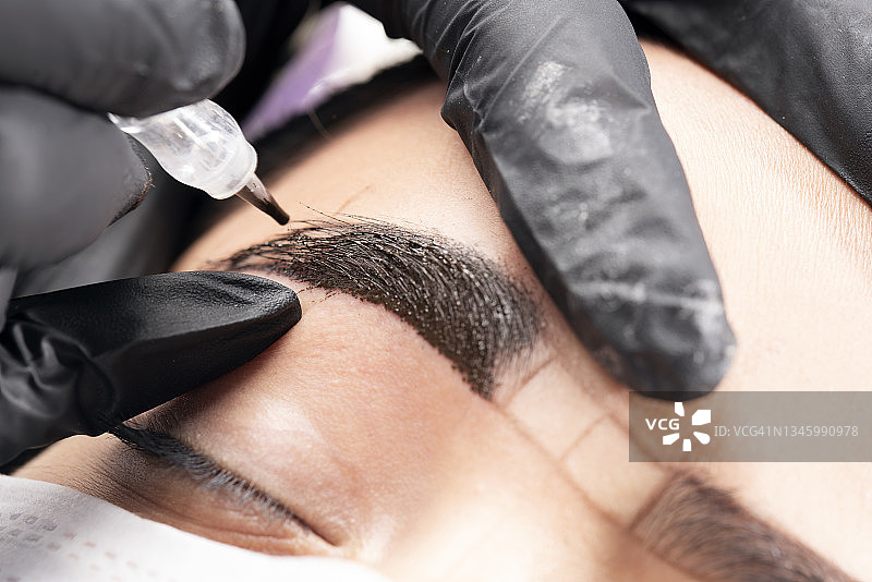 美容师正在进行永久化妆图片素材