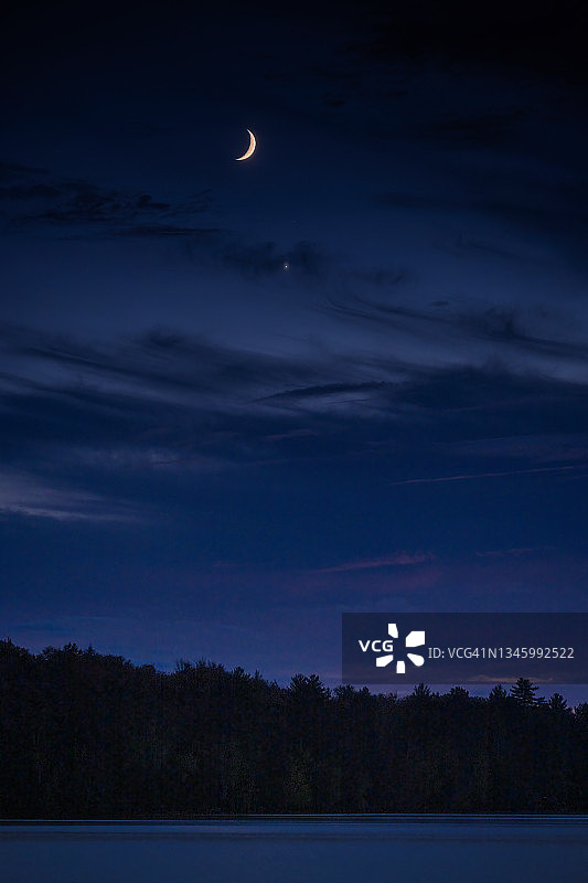 2021年10月9日阿迪朗达克山脉月亮和金星图片素材