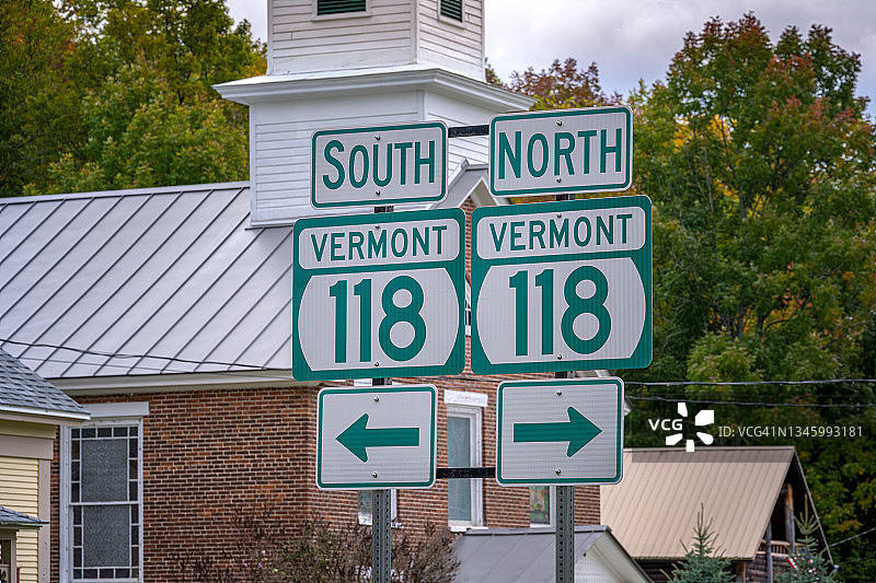 佛蒙特州蒙哥马利镇教堂前的118号公路标志图片素材