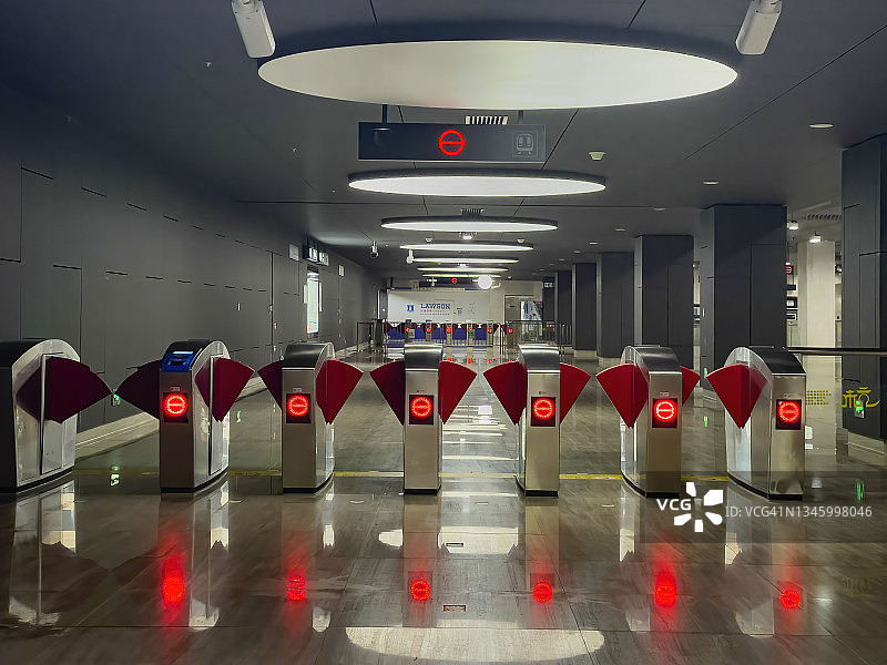 中国杭州地铁站的旋转栅门图片素材