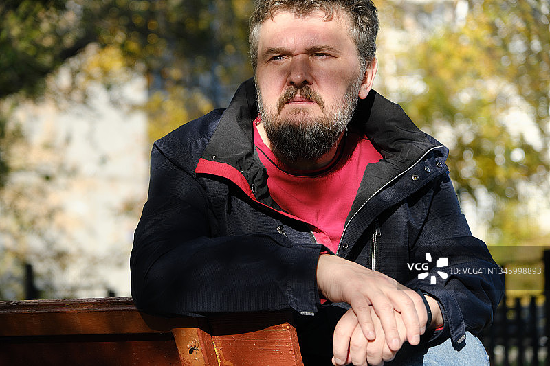中年男人在公园长椅上等人图片素材