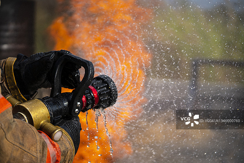 消防员灭火图片素材