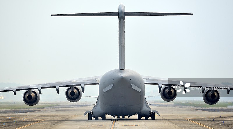 美国战略运输机尾部景观图片素材