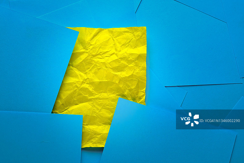 黄色褶皱便利贴信息提示，彩色亮纸，文本预留空间，旁边有蓝色空白贴纸图片素材