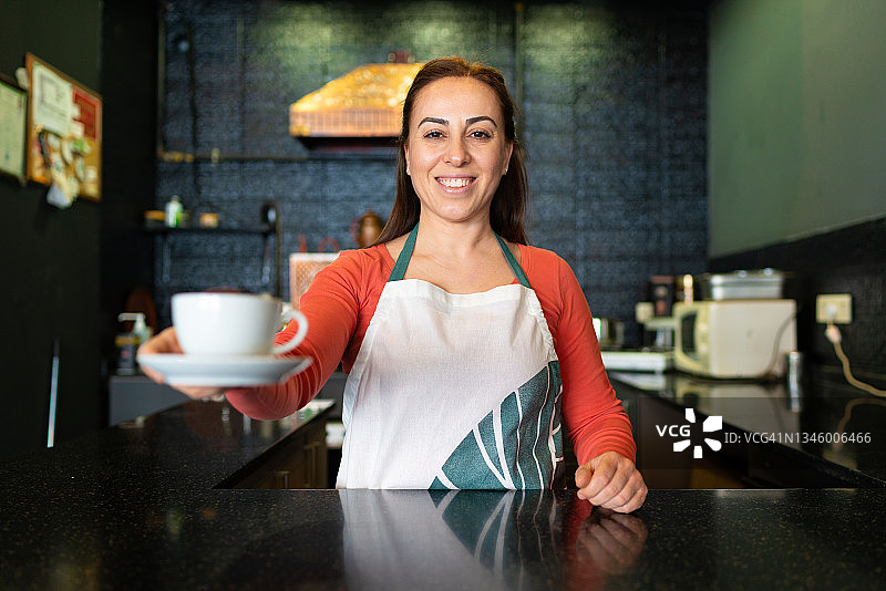 女服务员递给顾客咖啡图片素材