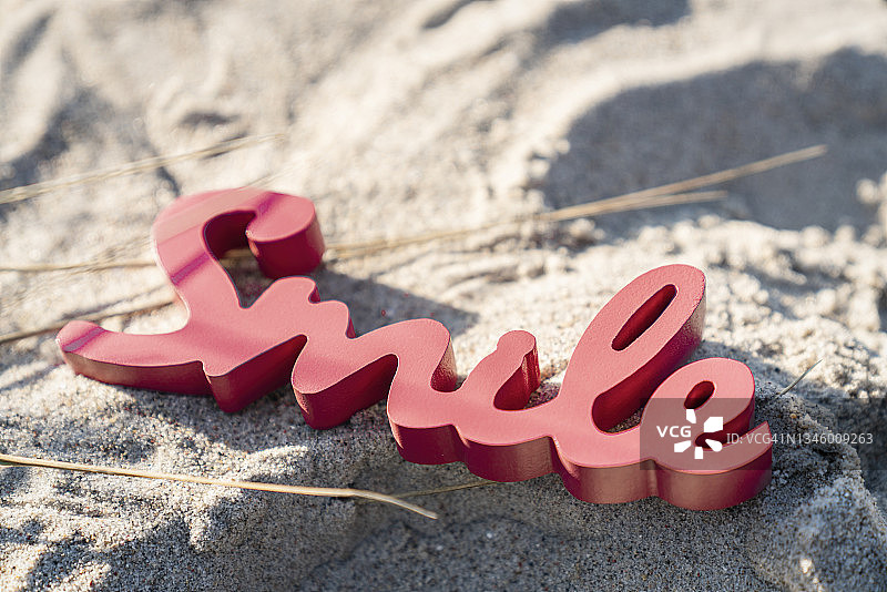 沙滩上木制字母拼写的“smile”字样图片素材