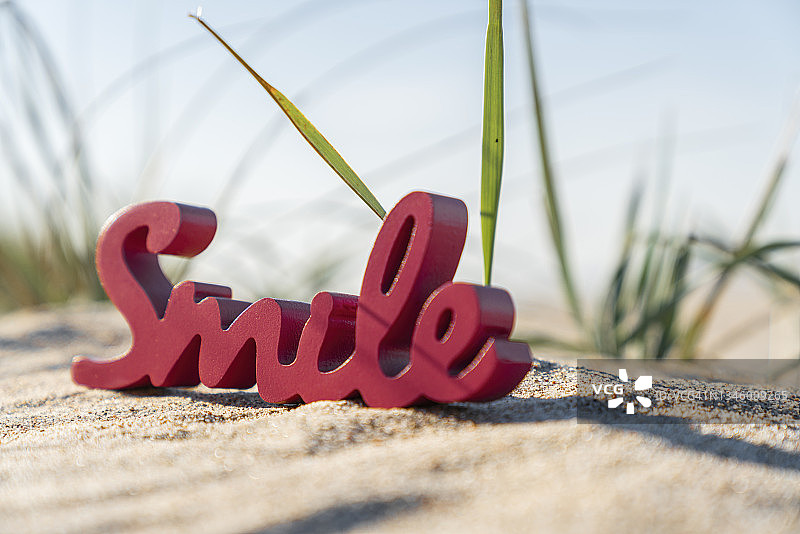沙滩上木制字母拼写的“smile”字样图片素材