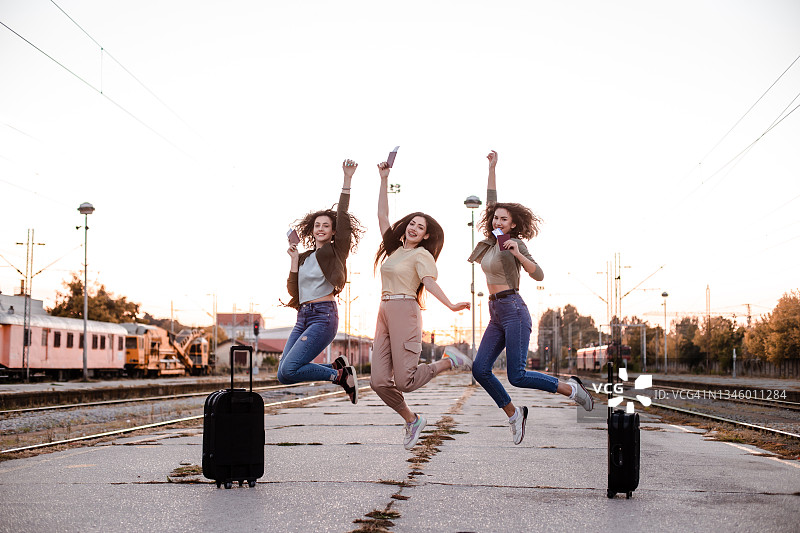 疫情期间在火车站跳跃的年轻女孩们图片素材