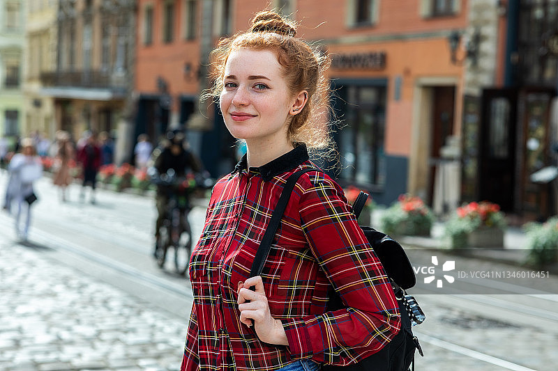 年轻学生在街头图片素材