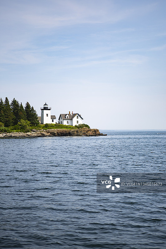 从水上看到的缅因州罗克波特灯塔图片素材