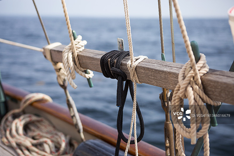 多桅纵帆船的绳索固定，背景为海洋图片素材