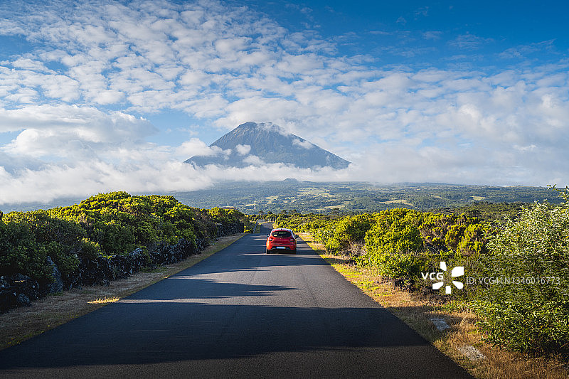 葡萄牙亚速尔群岛皮库火山公路上的汽车图片素材