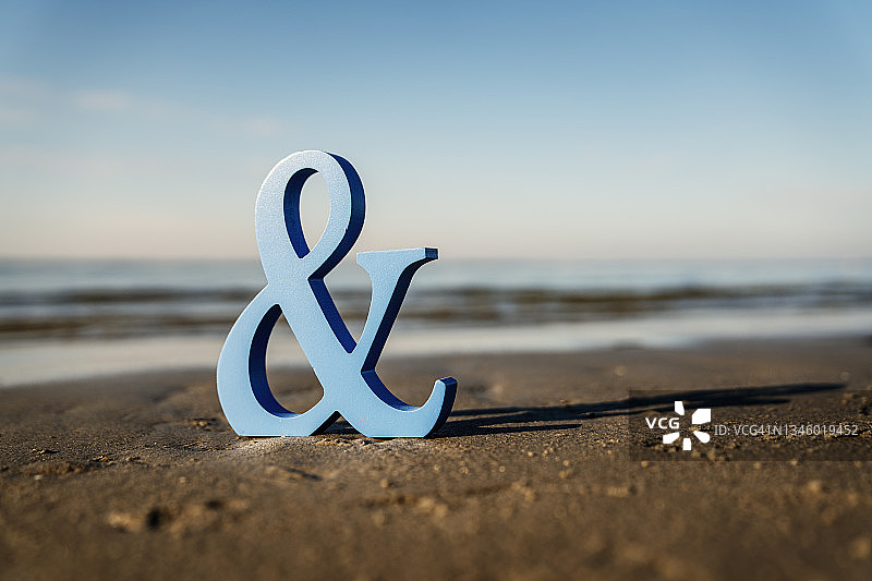 沙滩上的＆符号特写图片素材
