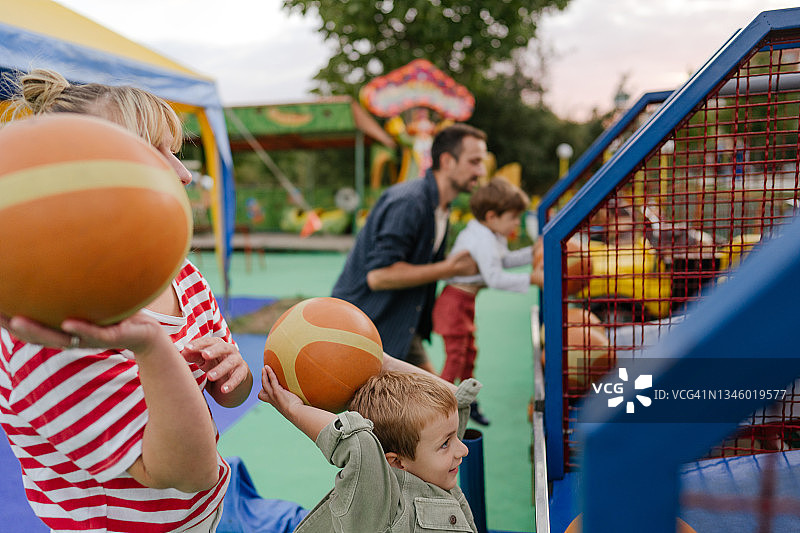 在流动集市上投篮图片素材