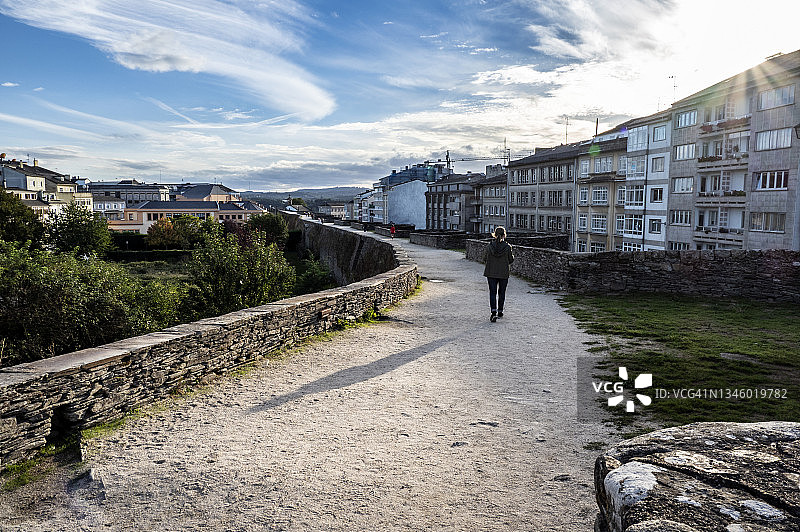 人们在卢戈市的罗马城墙上行走和运动图片素材