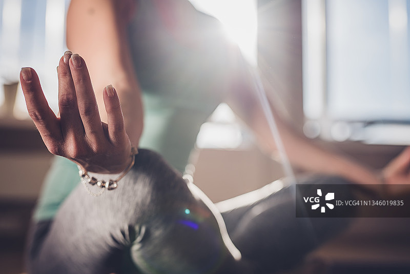 一位女士做瑜伽的特写图片素材