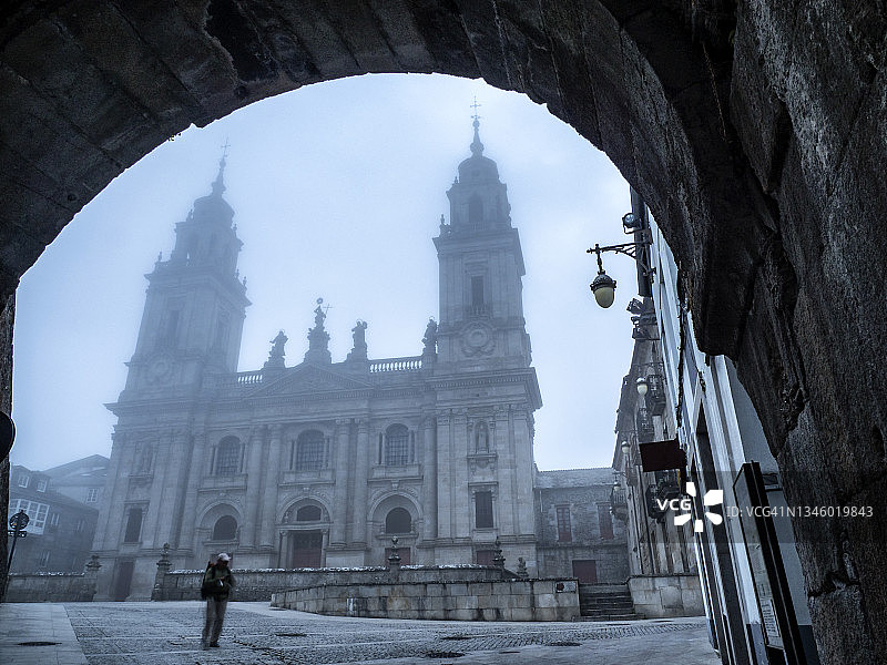 卢戈市黎明时分的大教堂，一位朝圣者正前往圣地亚哥-德孔波斯特拉图片素材