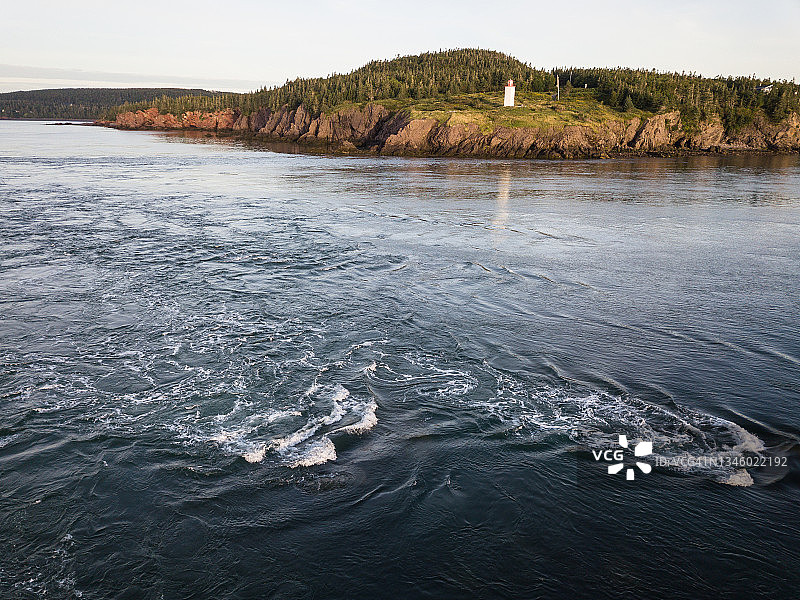 加拿大芬迪湾灯塔附近的潮汐水流图片素材