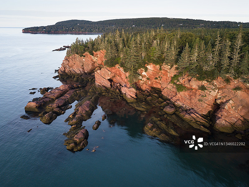 加拿大新不伦瑞克省圣马丁斯芬迪湾崎岖的悬崖图片素材