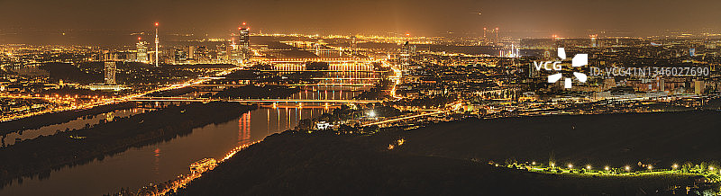 维也纳城市夜景鸟瞰全景图片素材