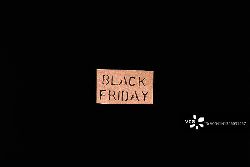 黑色背景上的“黑色星期五”棕色标志牌：购物折扣季图片素材