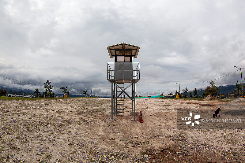 瞭望塔和荒地图片素材