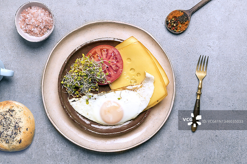 早餐菜肴：鸡蛋、奶酪和面包图片素材