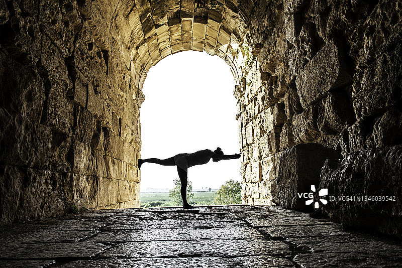 在古城里做瑜伽图片素材