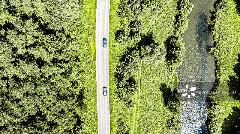 航拍乡间公路上的两辆汽车图片素材