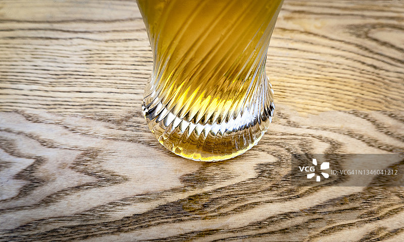 桌上的小麦啤酒杯图片素材