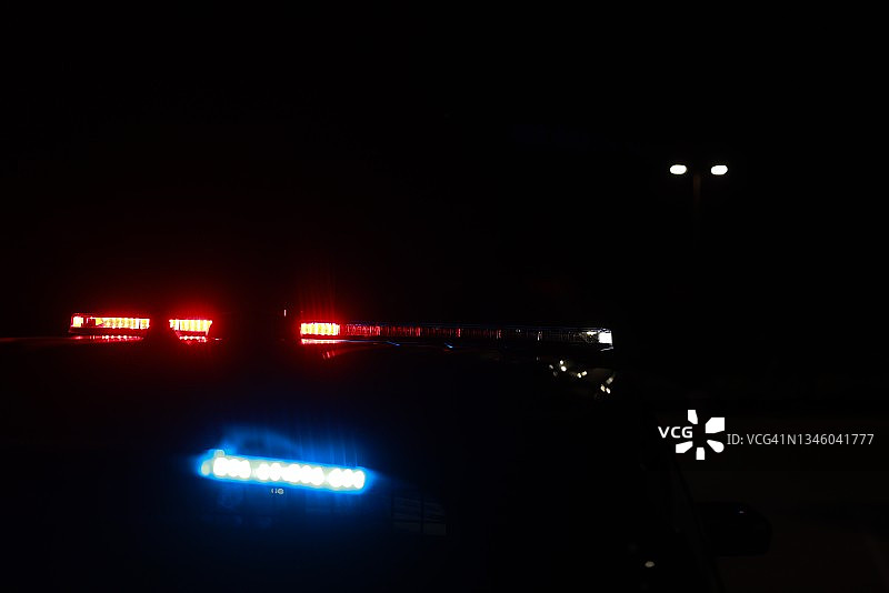 犯罪现场警车上闪烁的LED警灯图片素材