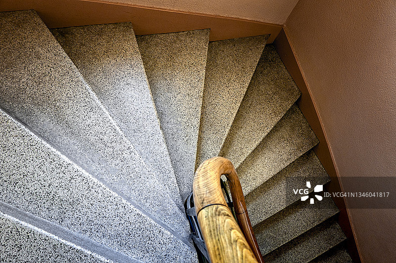 带栏杆的旧旋转楼梯图片素材