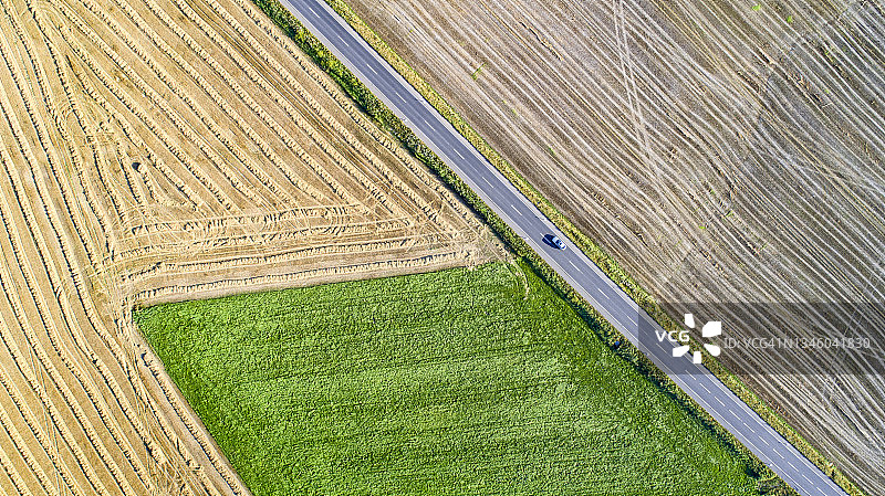 穿过农田的乡间公路图片素材