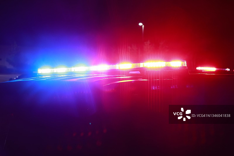 犯罪现场警车上闪烁的LED警灯图片素材