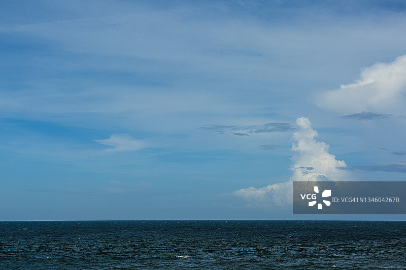 蓝天白日的壮丽云彩图片素材