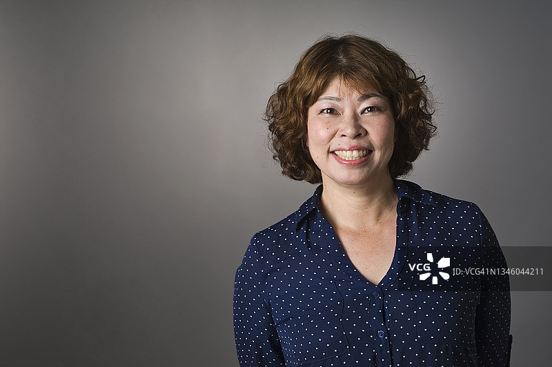中年日本妇女的棚拍肖像图片素材