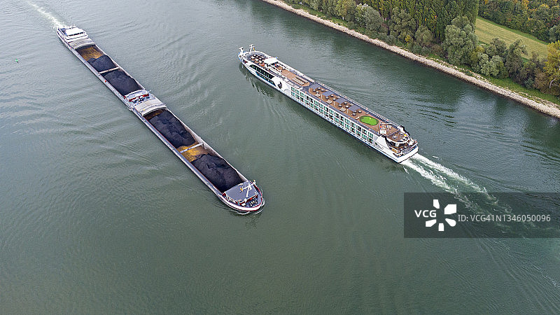 河流上的工业船和游轮 - 鸟瞰图图片素材