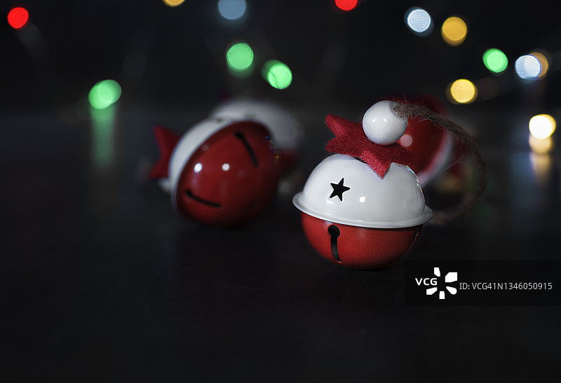 圣诞树前的桌子上摆放着雪橇铃铛图片素材