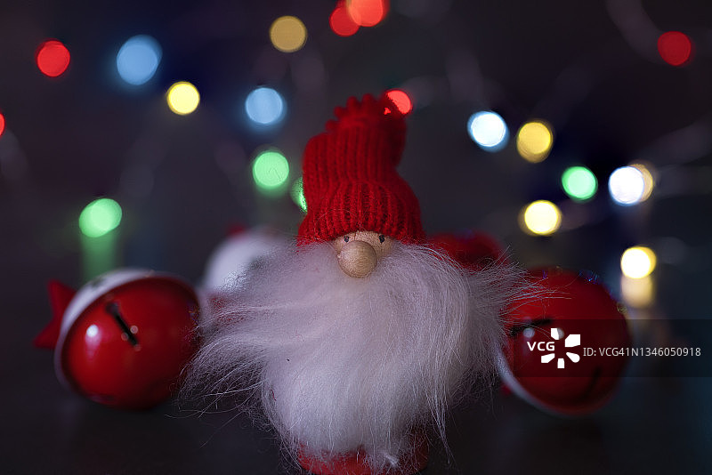 圣诞树前桌子上摆放的圣诞节装饰品和雪橇铃铛图片素材