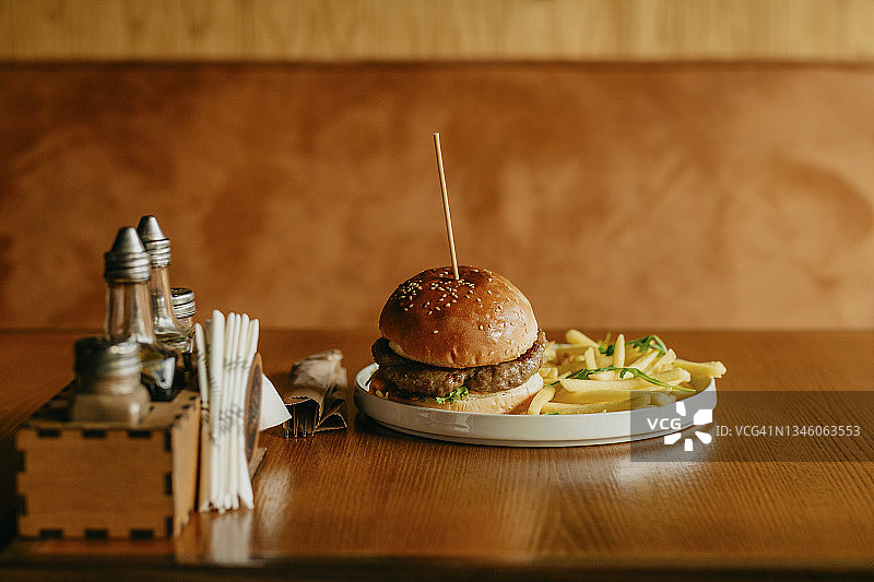 酒吧餐桌上的汉堡图片素材