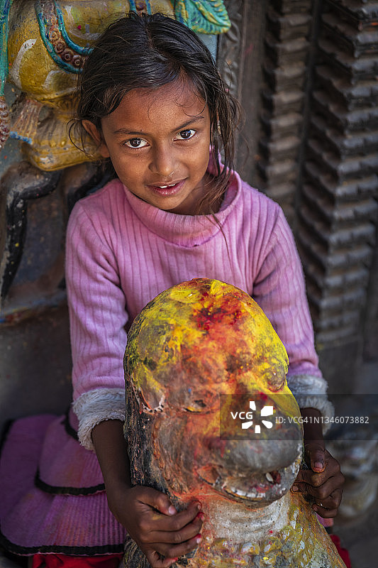 尼泊尔巴克塔普尔的尼泊尔小女孩肖像图片素材