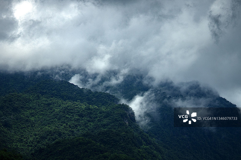 宽视角美丽日落景观：坤南囊侬山洞，三年后在清莱府湄赛营救出13头野猪图片素材