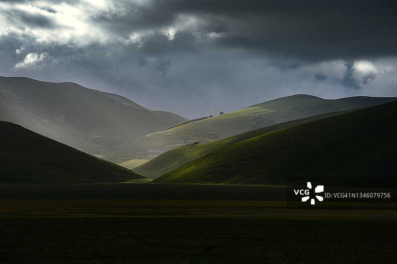 翁布里亚卡斯特卢奇奥山谷的壮丽多云景观，意大利佩鲁贾锡比利尼国家公园图片素材