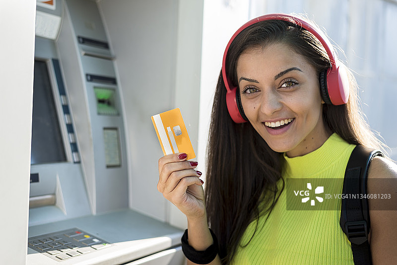 在ATM机取款的女人图片素材