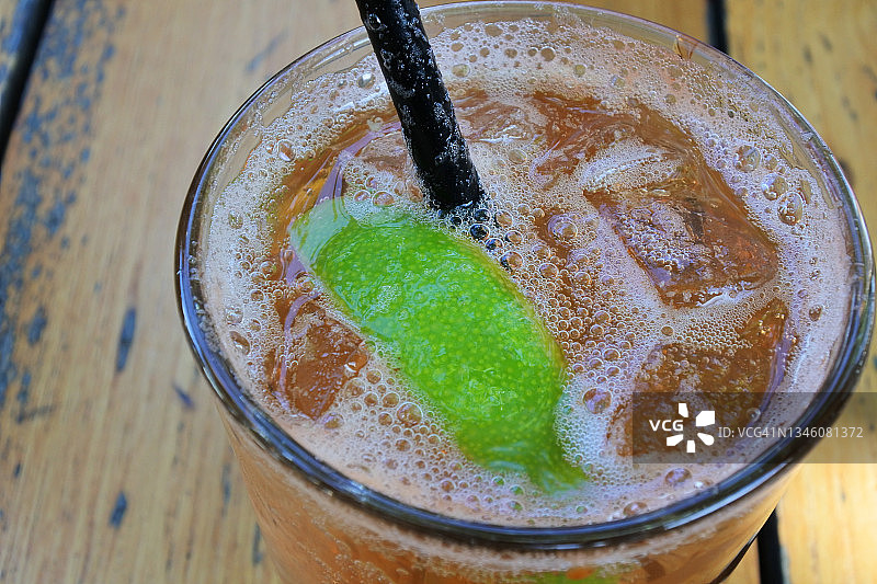 柠檬酸橙苦味酒饮与吸管图片素材